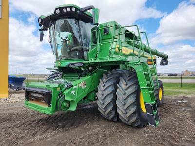 John Deere S7 800 Combine