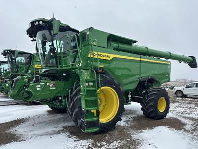 John Deere S7 800 Combine