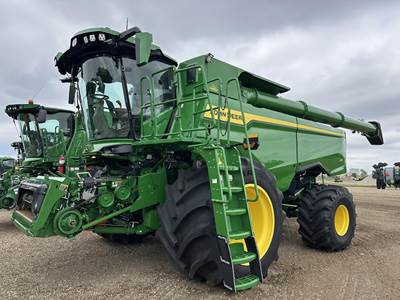 John Deere S7 800 Combine
