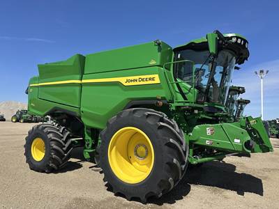 John Deere S7 800 Combine