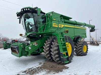John Deere S7 900 Combine