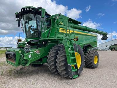 John Deere S7 900 Combine