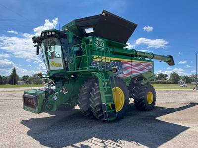 John Deere S7 900 Combine