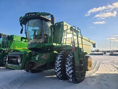 John Deere S770 Combine
