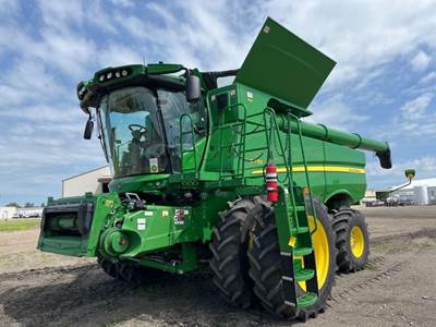 John Deere S770 Combine