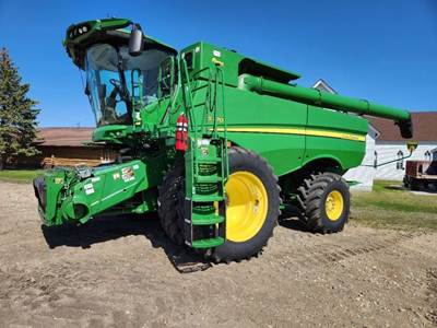 John Deere S770 Combine