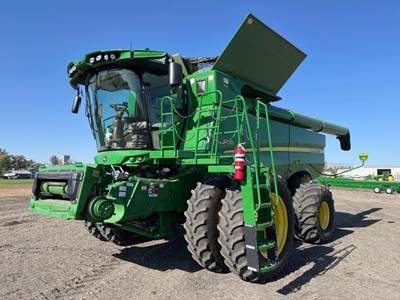 John Deere S770 Combine