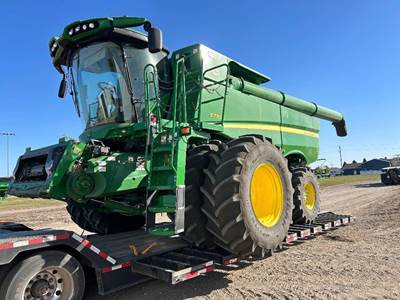 John Deere S770 Combine