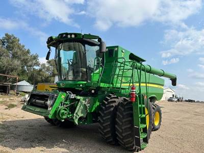 John Deere S770 Combine