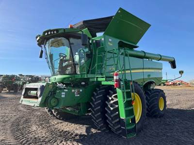 John Deere S770 Combine