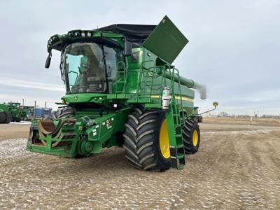 John Deere S770 Combine