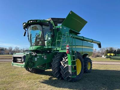 John Deere S770 Combine