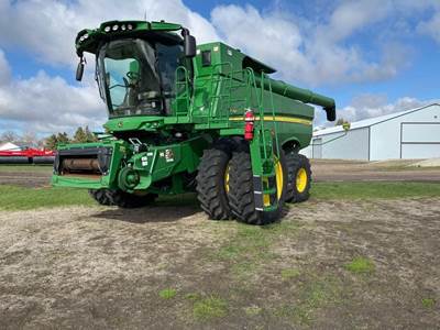 John Deere S770 Combine