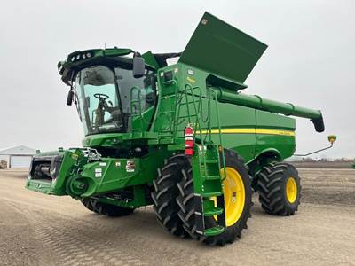 John Deere S770 Combine