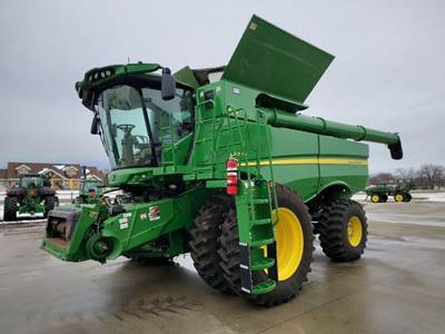 John Deere S770 Combine