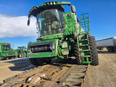 John Deere S770 Combine