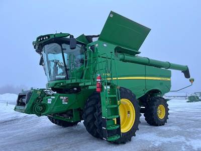 John Deere S770 Combine
