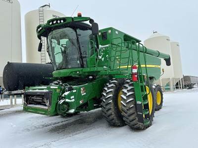 John Deere S770 Combine