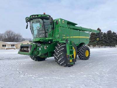 John Deere S770 Combine