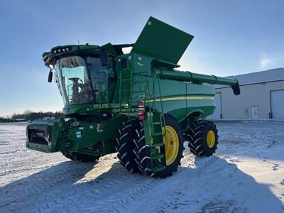 John Deere S770 Combine