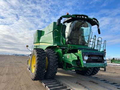 John Deere S770 Combine
