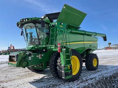 John Deere S770 Combine