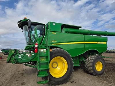 John Deere S770 Combine