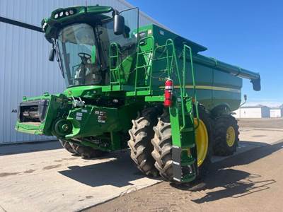 John Deere S770 Combine