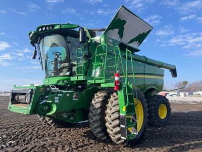 John Deere S770 Combine