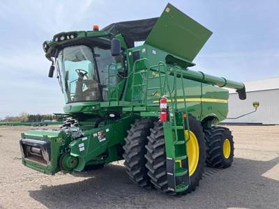 John Deere S770 Combine