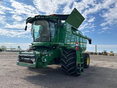 John Deere S770 Combine