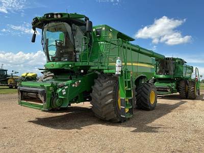 John Deere S770 Combine
