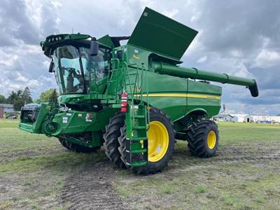 John Deere S770 Combine