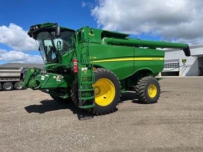 John Deere S770 Combine