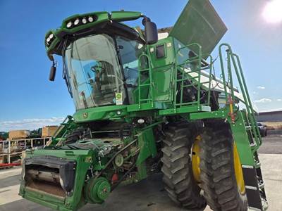 John Deere S770 Combine