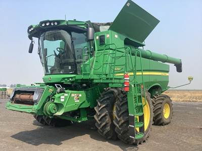 John Deere S770 Combine