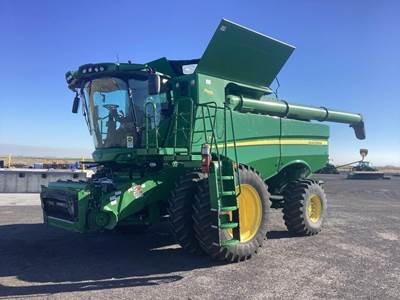 John Deere S770 Combine