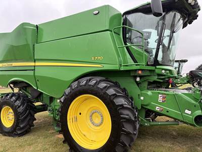 John Deere S770 Combine