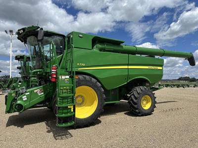 John Deere S770 Combine
