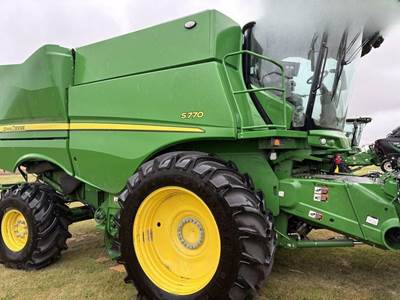 John Deere S770 Combine