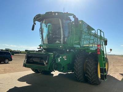 John Deere S770 Combine