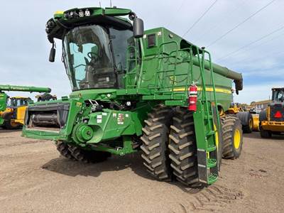 John Deere S770 Combine