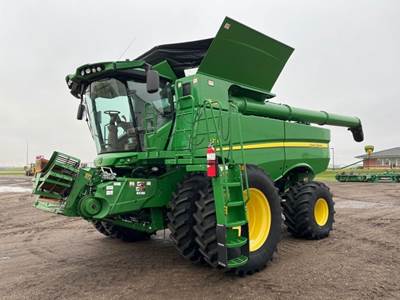 John Deere S770 Combine