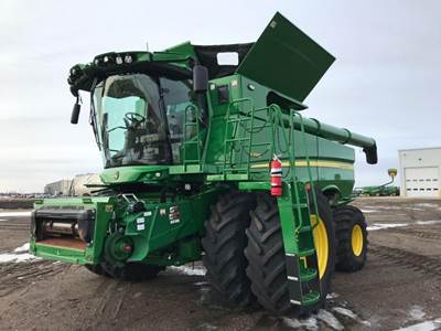 John Deere S780 Combine
