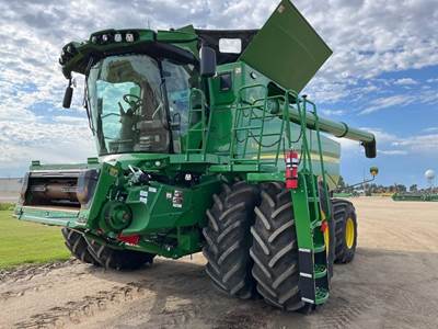John Deere S780 Combine