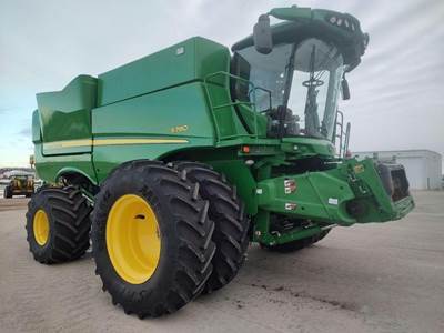 John Deere S780 Combine