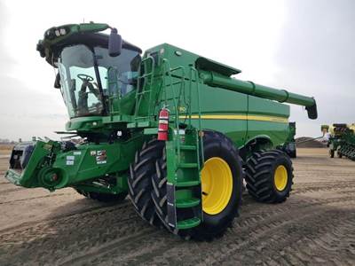 John Deere S780 Combine