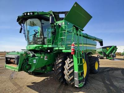 John Deere S780 Combine