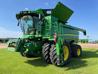 John Deere S780 Combine