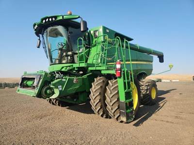 John Deere S780 Combine